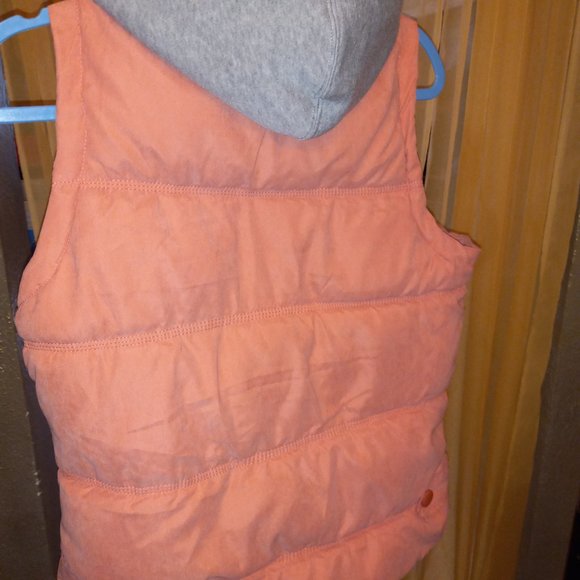 Super soft vest. Really lightweight but warm. - Picture 4 of 5